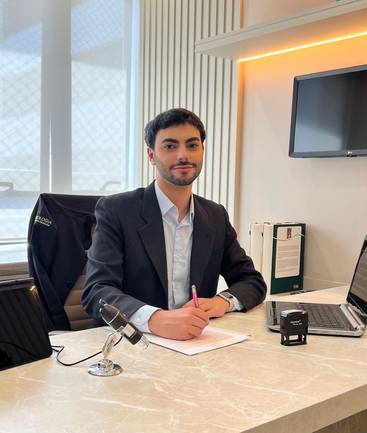 Dr. Yahya Iskandar, tricologista, em atendimento clínico